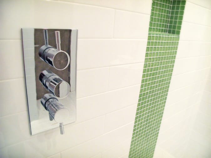 pose de céramique dans une sale de bain