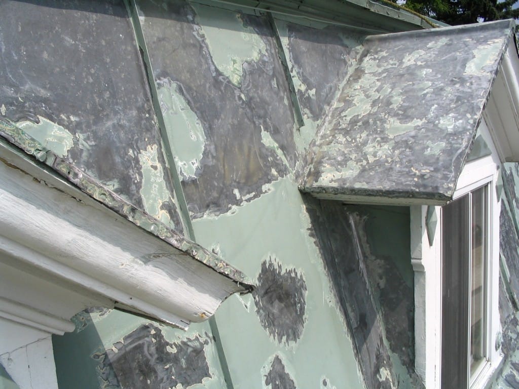 peinture d'une toiture de bâtiment patrimonial