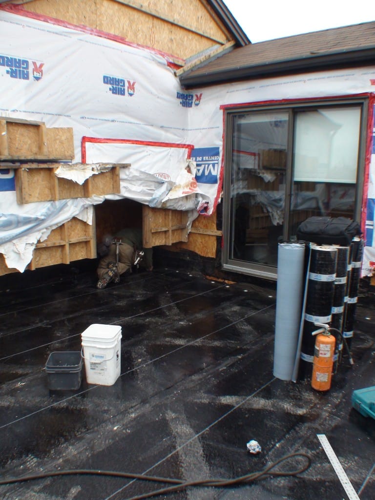 toiture élastromère, revêtement de maibec et construction de terrasse