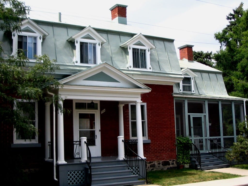 peinture d'une toiture de bâtiment patrimonial