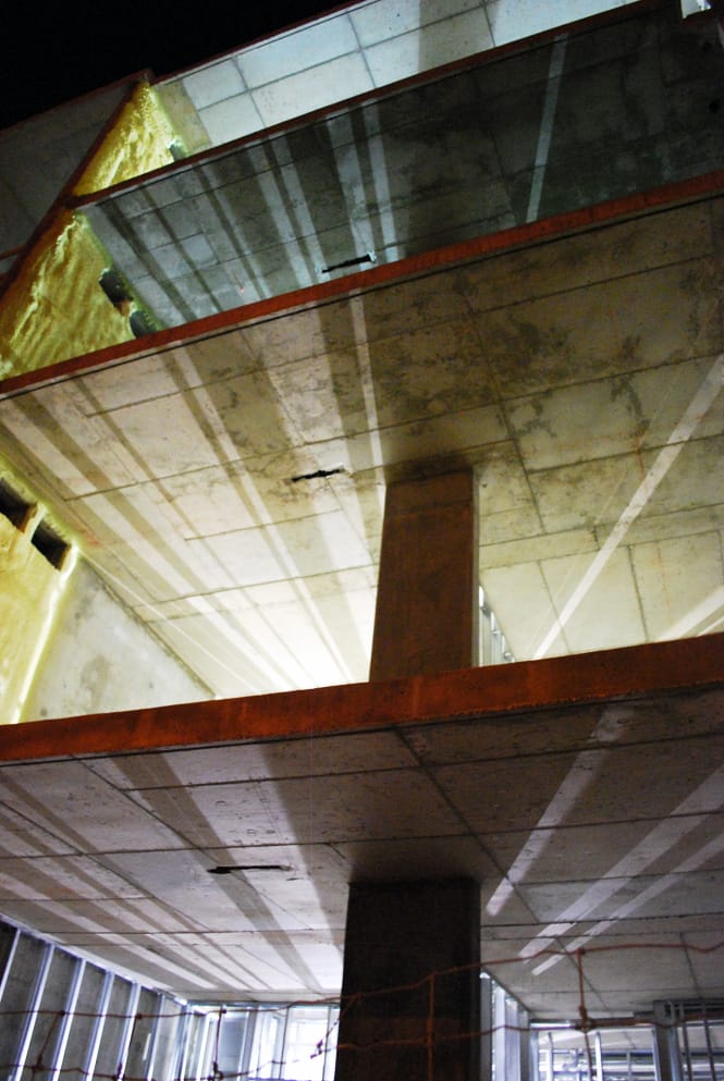 chantier de construction la nuit a Montréal