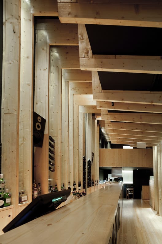 Détails finition bar rénovation matériaux nobles