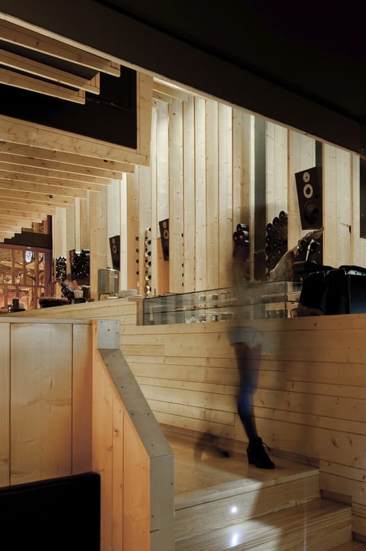 Finitions intérieures bar design rénovation commerciale