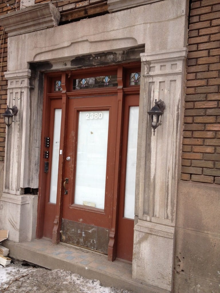 Travaux maçonnerie en cours restauration façade briques