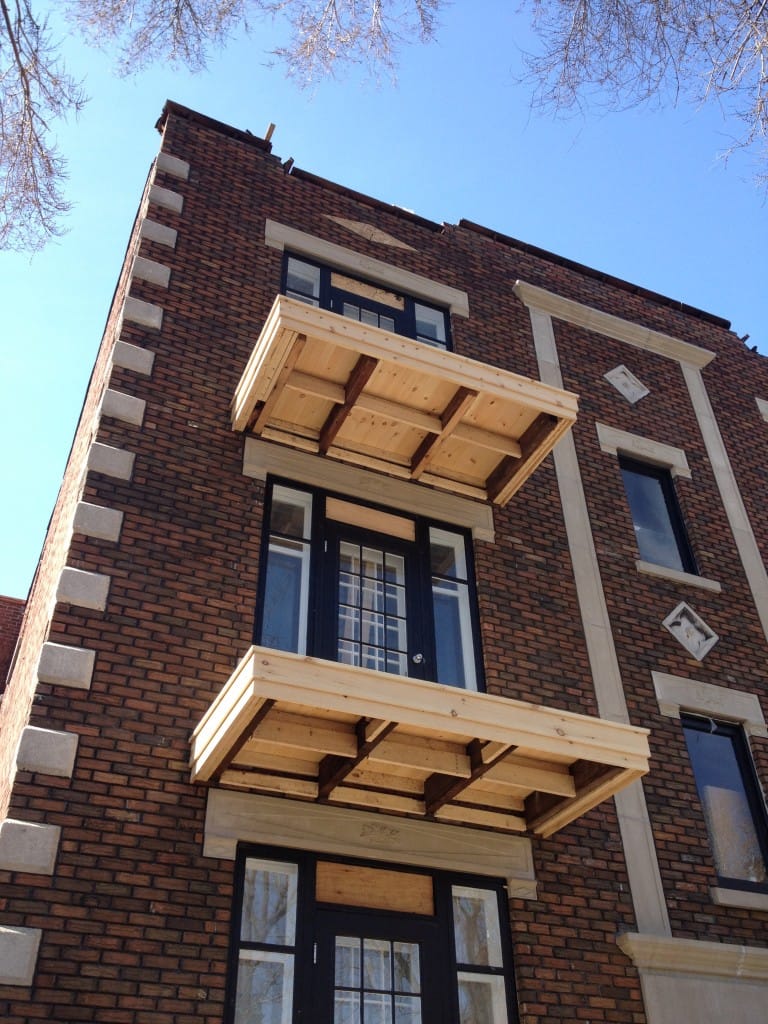 Résultat final maçonnerie restaurée façade immeuble commercial Montréal