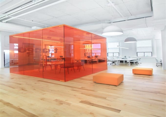 Projet de conception-construction commerciale au Vieux-Port de Montréal - Design minimaliste blanc et orange