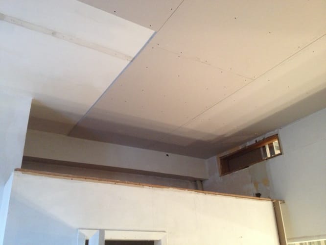 Système de plafond avec barres résilientes