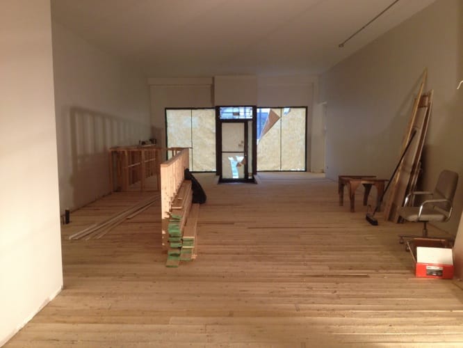 Installation des planchers d'épinettes - Rénovation Café Bloom Montréal