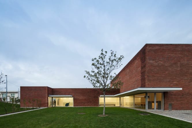 Architecture caserne, structure maçonnerie, bâtiment institutionnel, design professionnel