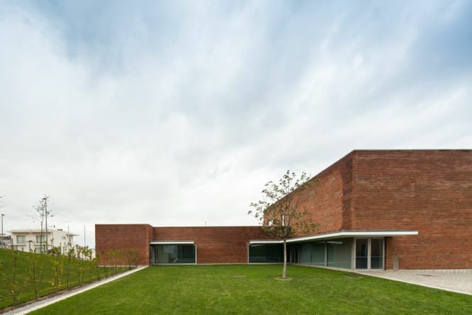 Détails architecture, maçonnerie contemporaine, textures briques, design épuré