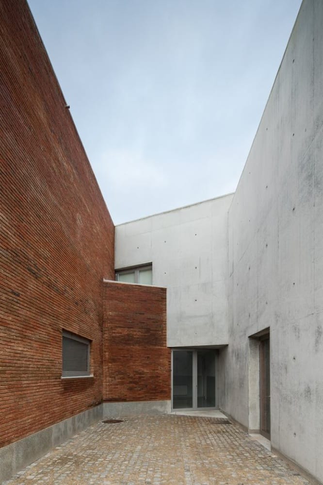 Vue extérieure caserne, ensemble architectural, maçonnerie design, finition briques