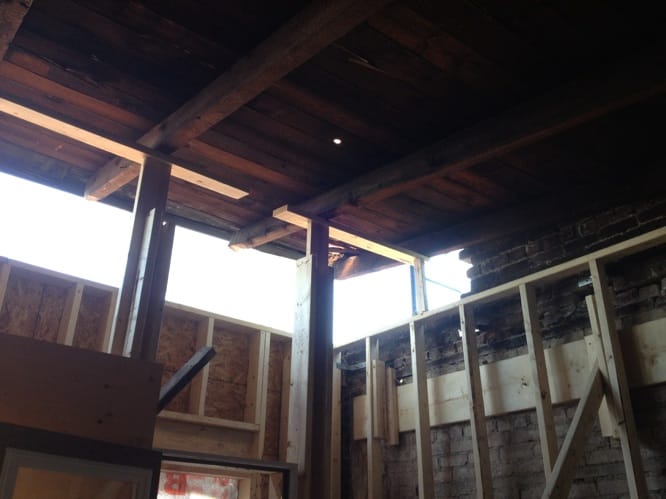 Étape intermédiaire dégarnissage toiture - structure exposée