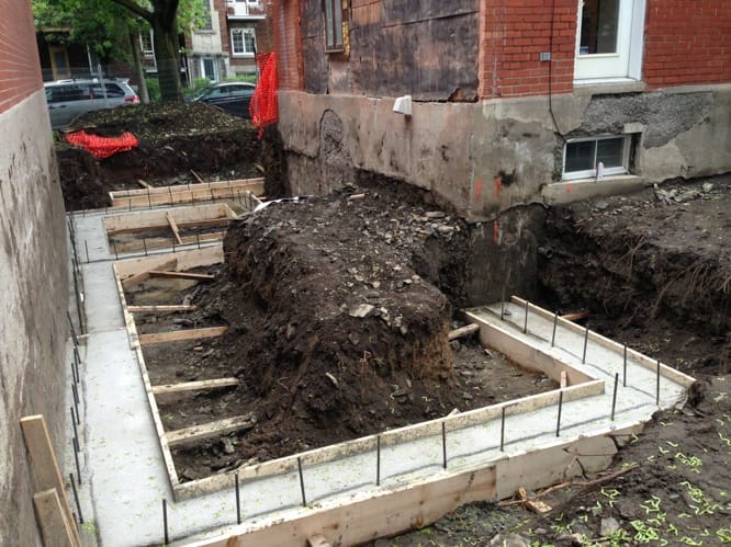 Excavation et préparation du terrain pour fondations – rénovation Montréal