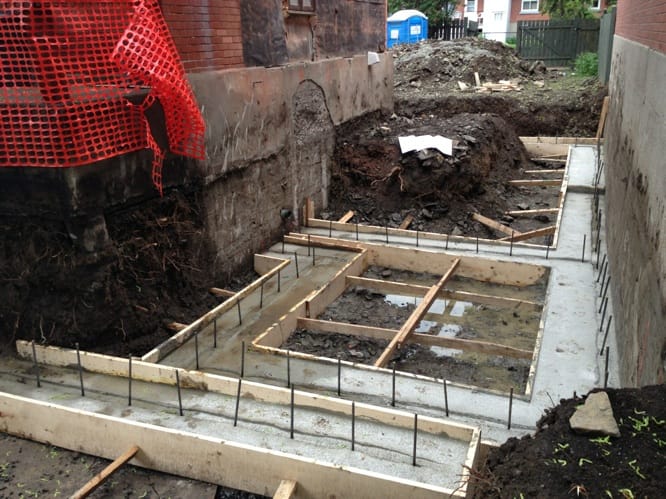 Installation coffrages et armatures béton – agrandissement cottage Montréal