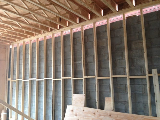 Fermes de toit et plafond suspendu