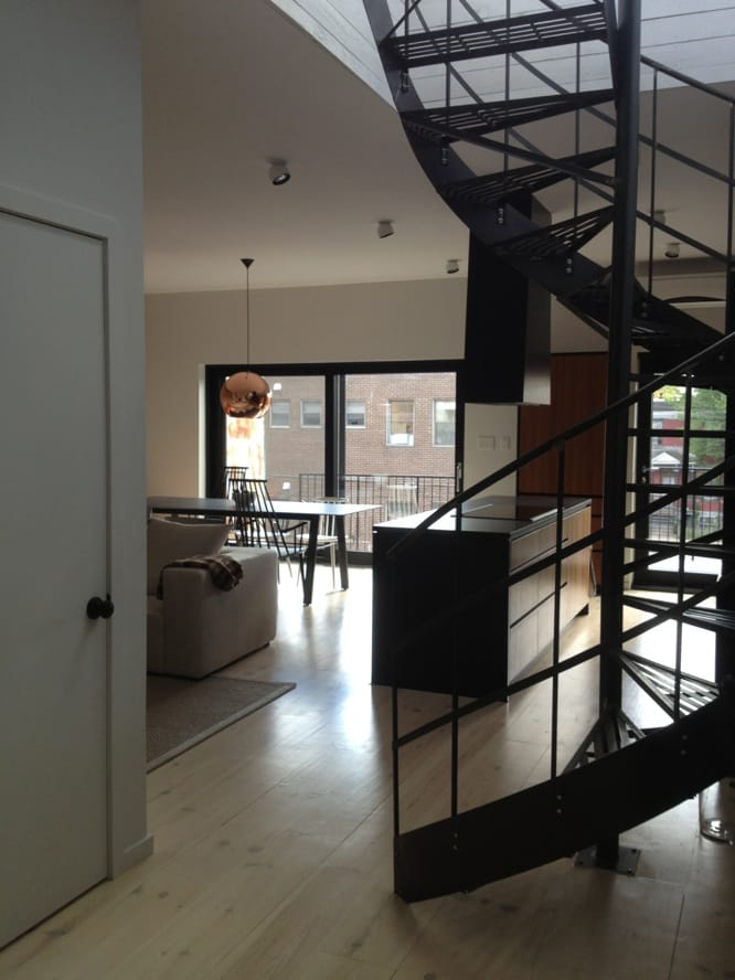Escalier acier colimaçon rénovation triplex design intérieur Montréal