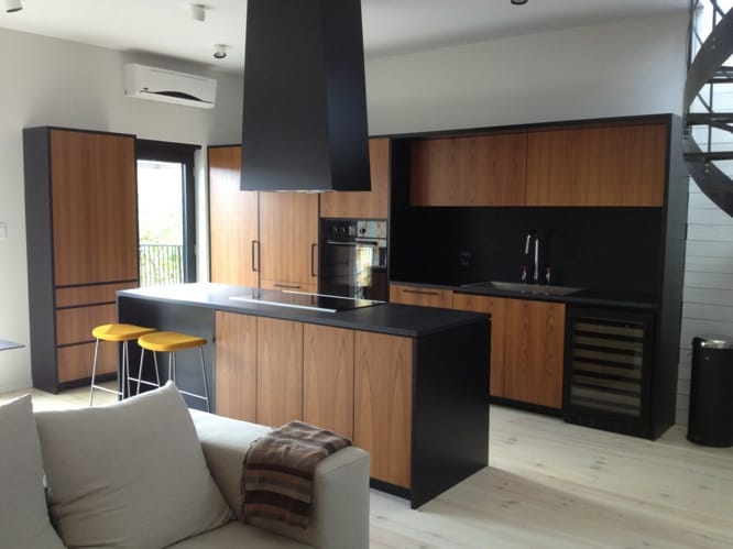 Bois franc largeur généreuse luminosité triplex rénovation