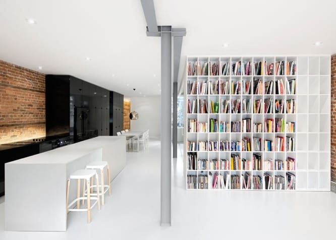 Cuisine design épurée avec mur de brique et éclairage