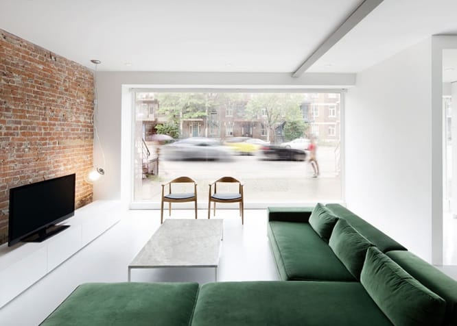 Espace ouvert avec poutres acier et sol béton poli