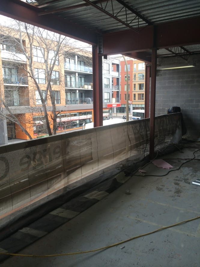 Finition façade moderne immeuble commercial