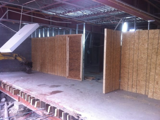 Façade commerciale en cours de réalisation