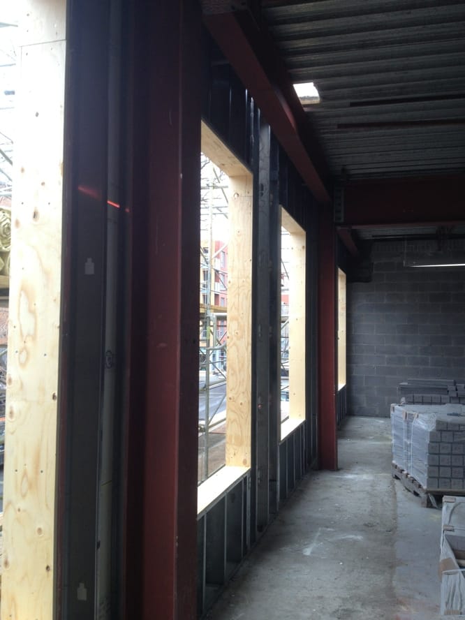 Façade finalisée immeuble commercial moderne Montréal