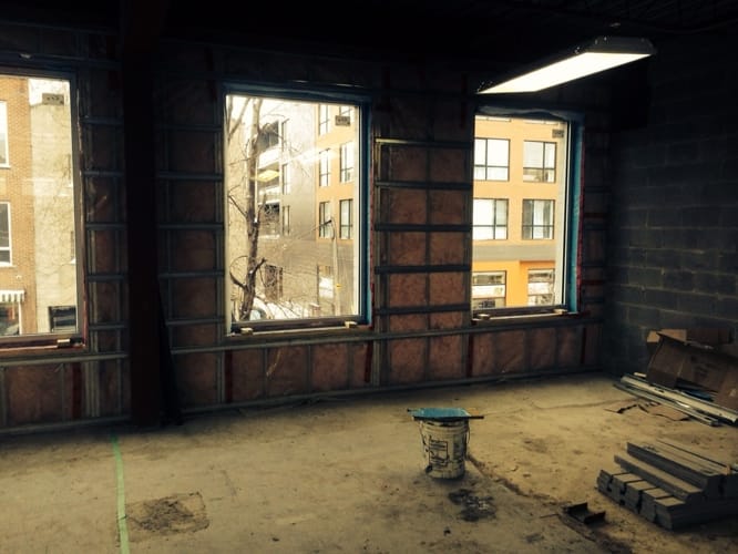 Mur rideau verre rez-de-chaussée commercial Montréal