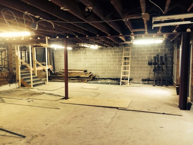 Contraste maçonnerie verre rénovation commercial