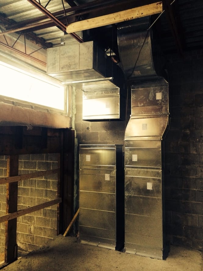 Détail façade immeuble commercial rénové Montréal