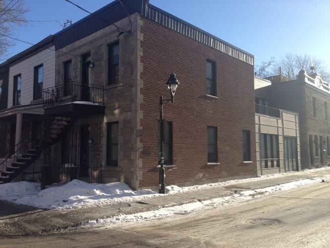 Vue latérale de l'agrandissement extérieur