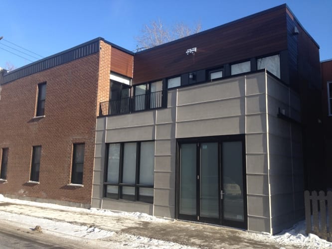 Détail des garde-corps et fenêtres noires