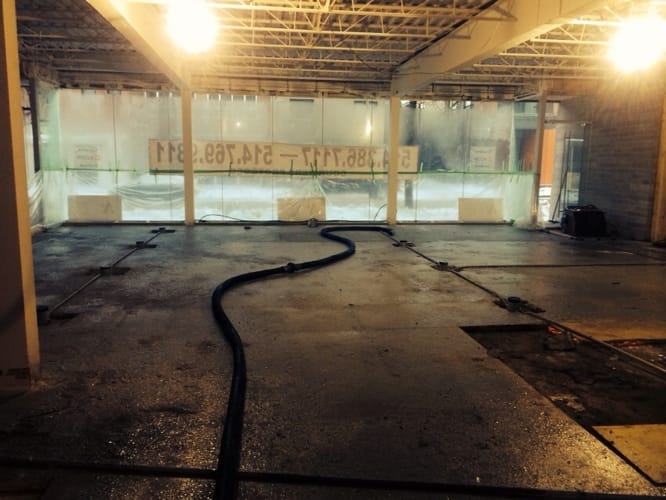 Finition béton cure à l'eau durabilité plancher commercial