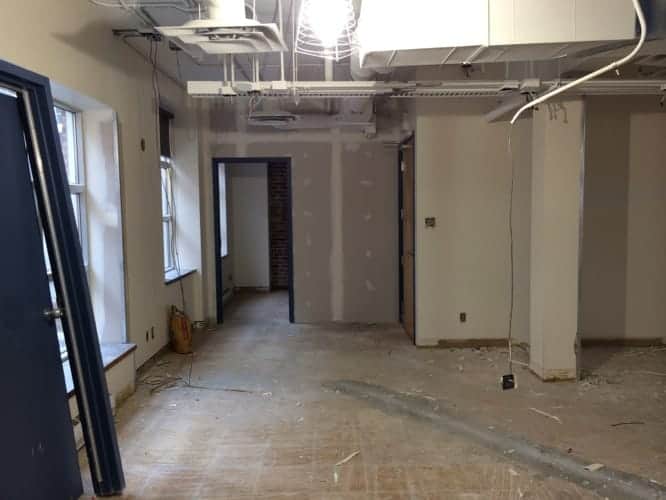 Retrait des revêtements de sol - rénovation de bureaux au Québec