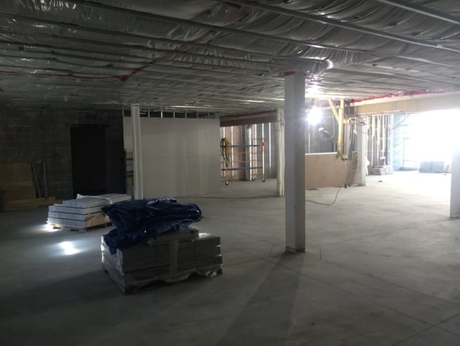 Avancement du béton et du revêtement de plancher commercial