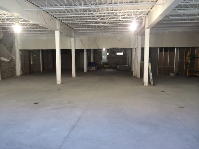 Espace commercial du rez-de-chaussée en transformation