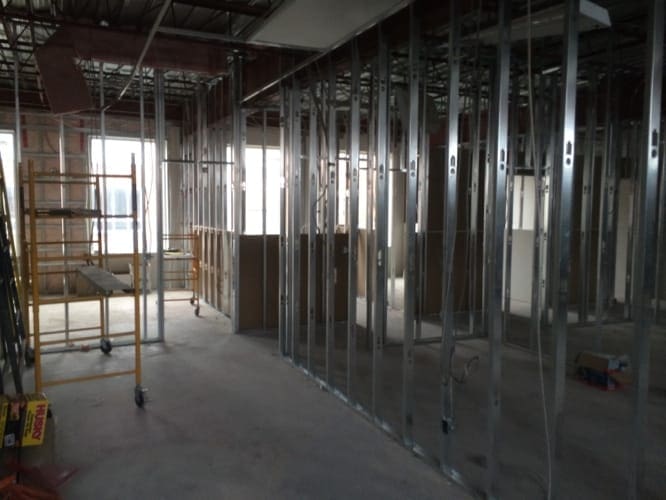 Aménagement intérieur commercial - Installation colombages métalliques projet Commerco