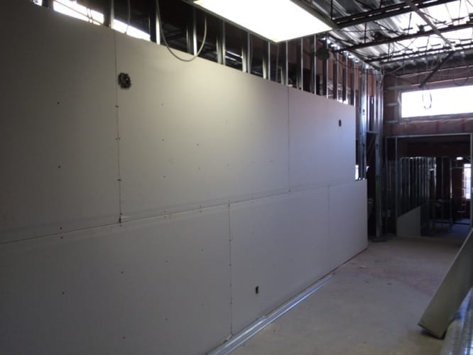 Mise en place des colombages métalliques - Chantier immobilier commercial boulevard St-Laurent Commerco