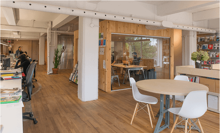 Détail aménagement intérieur bureau commercial Infopresse