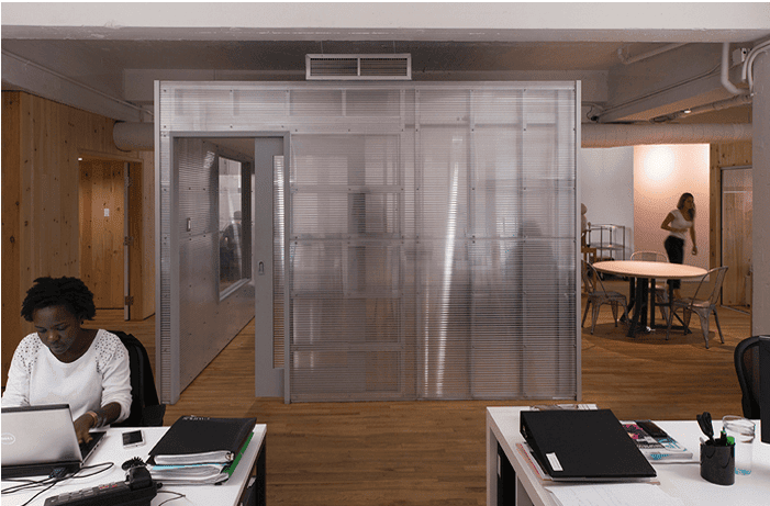 Revêtement mural bois naturel aménagement bureau