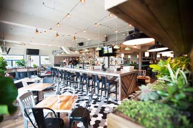 Ambiance Fitzroy pool bar Montréal