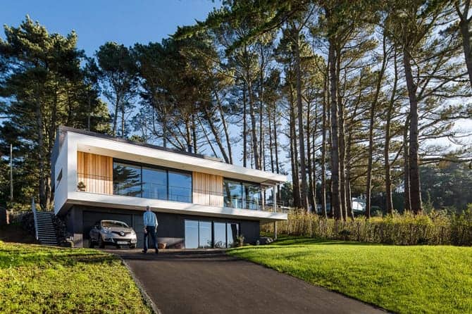 Façade principale du projet résidentiel avec grandes ouvertures