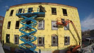 Échafaudage et travaux de rénovation en cours chez A+.