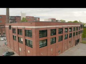 Bâtiment moderne A+ avec grandes fenêtres et espace de travail lumineux.