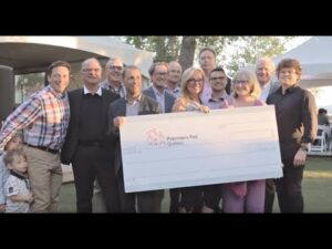 Équipe heureuse recevant un prix A+ pour leur engagement et leur travail d'équipe.