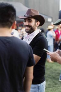 Employé souriant portant un chapeau lors d'un événement d'entreprise A+.