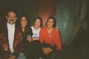 Quatre employés souriants réunis pour une photo chez A+.