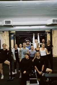 Équipe dynamique de fitness chez A+ en salle de sport.