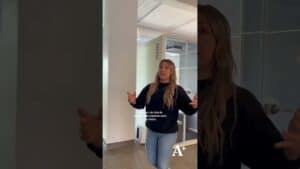 Espace de travail moderne avec une femme en présentation, ambiance professionnelle et conviviale.