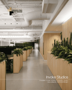 Espace de bureau moderne avec plantes et design intérieur épuré.