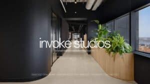 Espace de bureau contemporain avec plantes et vue urbaine, illustrant un environnement de travail mo.